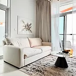 Cozy Central Apt With Parking And Skyline View