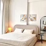 Cozy Central Apt With Parking And Skyline View
