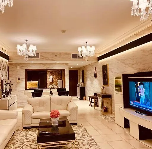 Luxurious Pool View Apt In Downtown Dubai