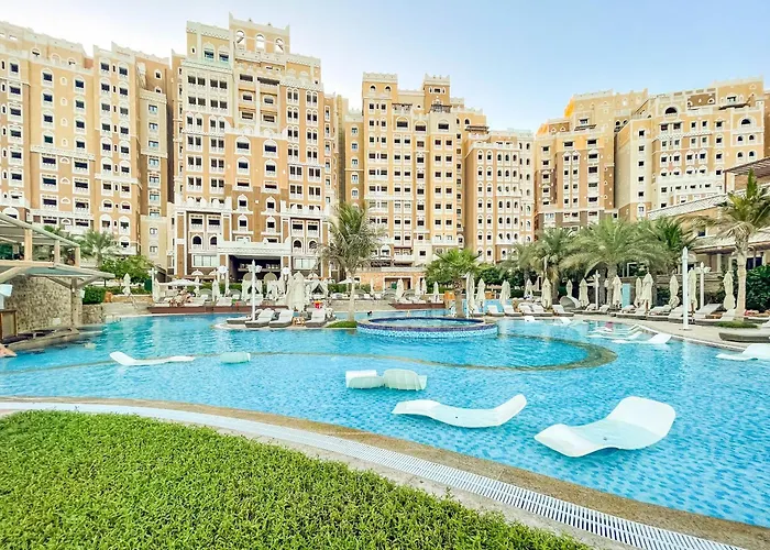 Spacious 2Br - Private Beach & Sea & Skyline Views