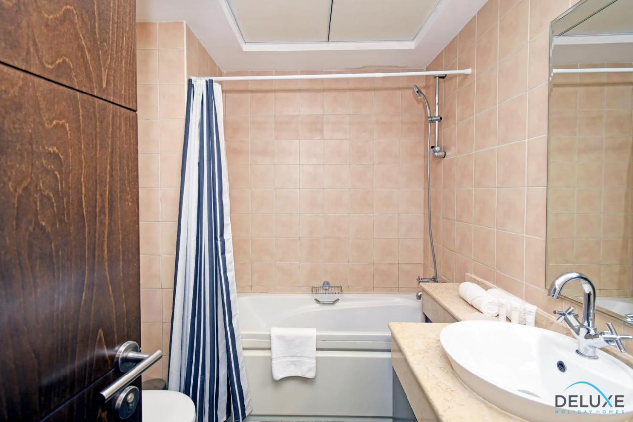 Apartment Steps Away From The & Entertainment Hubs 1br Unit, Torch Tower, Marina By Deluxe Homes