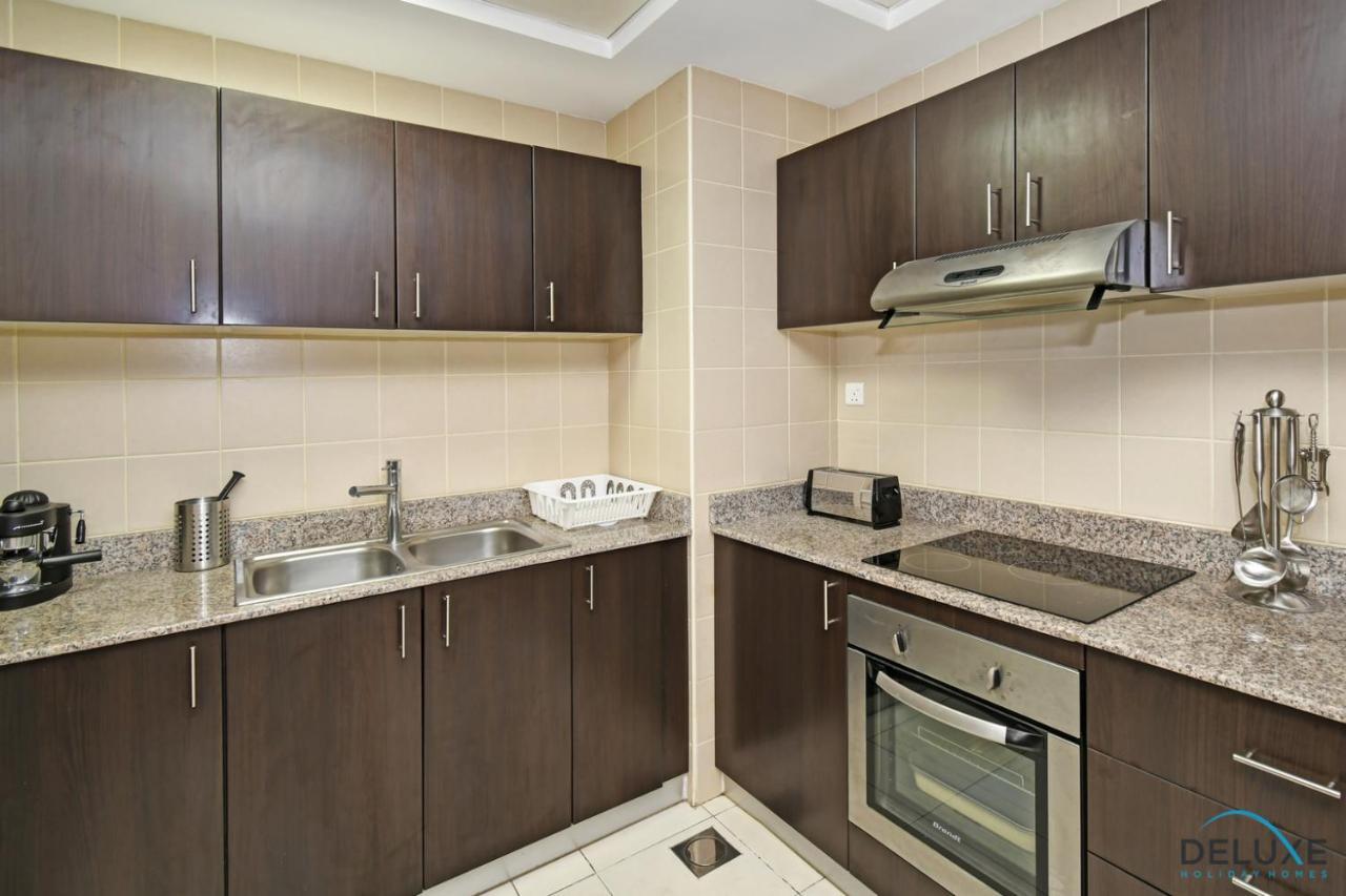 Apartment Steps Away From The & Entertainment Hubs 1br Unit, Torch Tower, Marina By Deluxe Homes