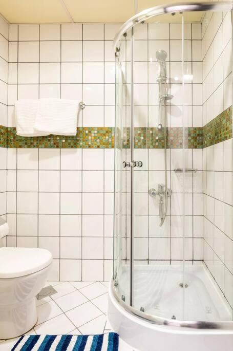 La Buena Vida: Luxe Lakeview Near Metro Apartment