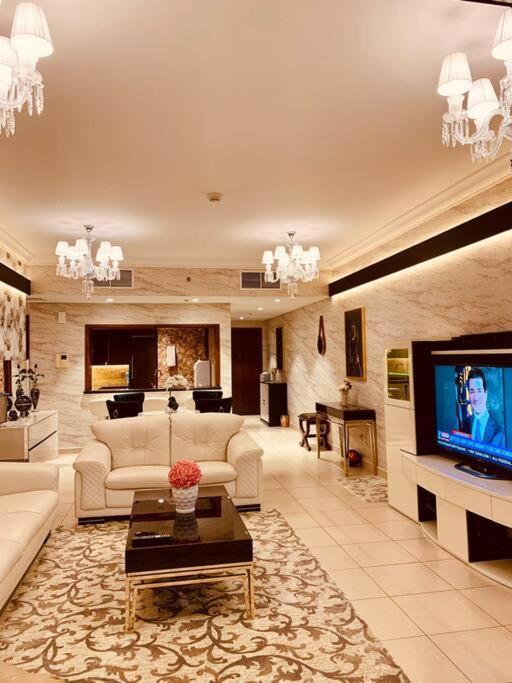 Luxurious Pool View Apt In Downtown *