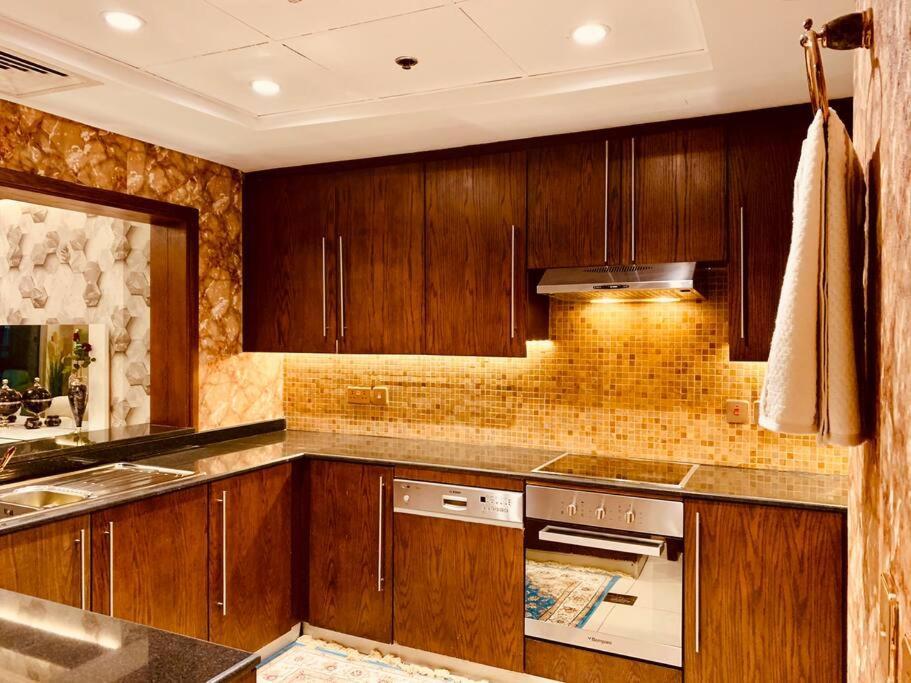 Luxurious Pool View Apt In Downtown *