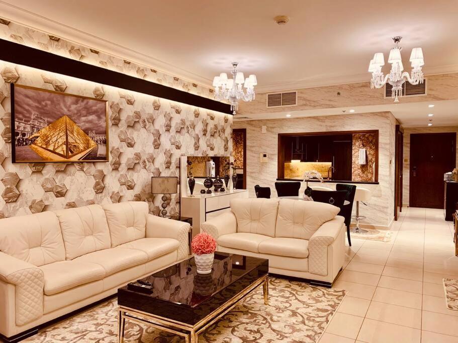 Luxurious Pool View Apt In Downtown *