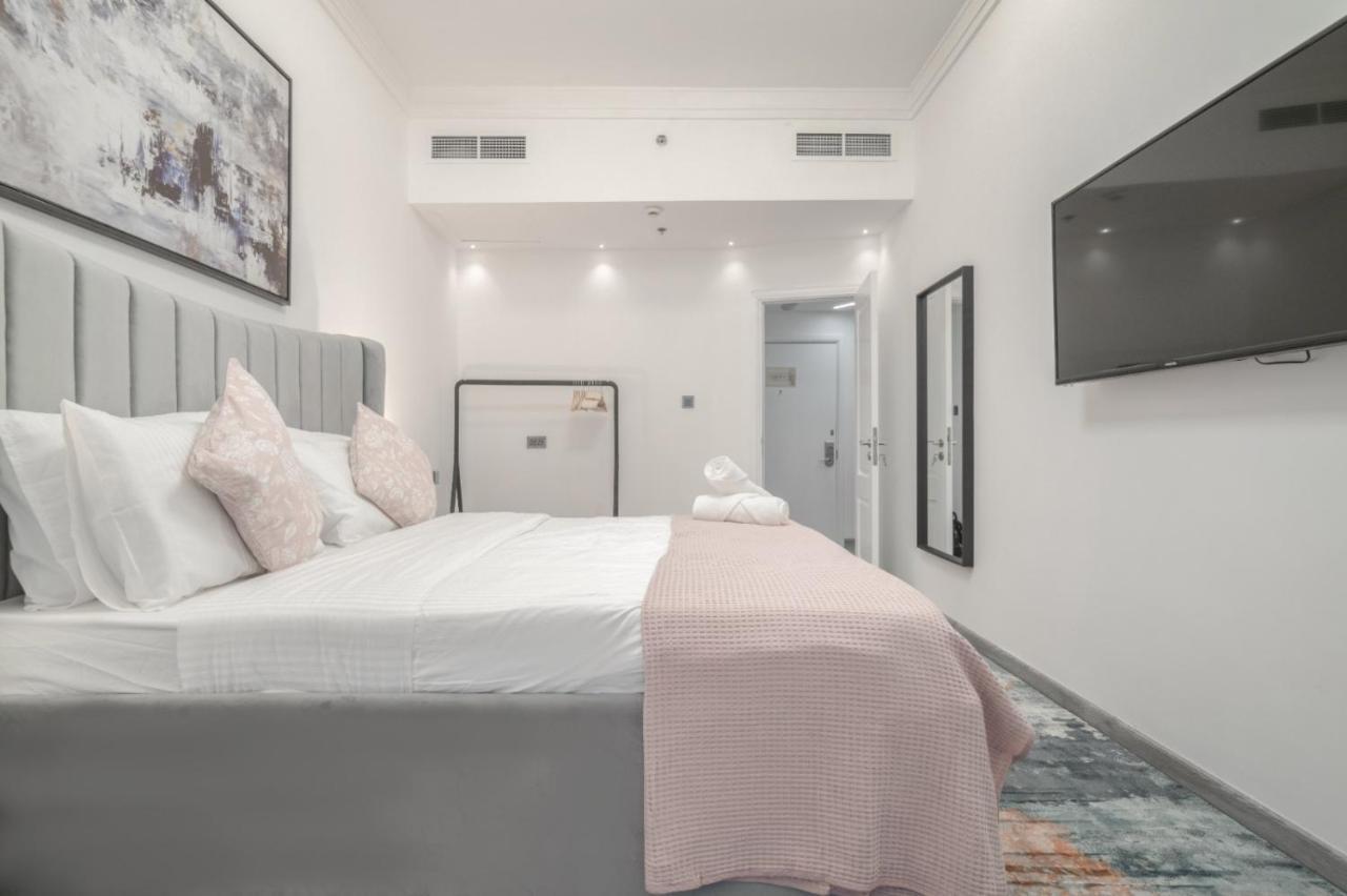 Boutique Luxury Living Near Palm Jumeirah Apartment *