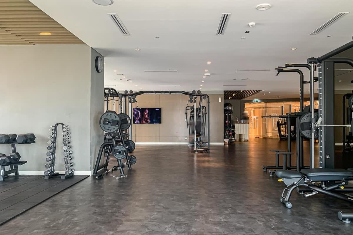 Frank Porter - Paramount Midtown Apartment *
