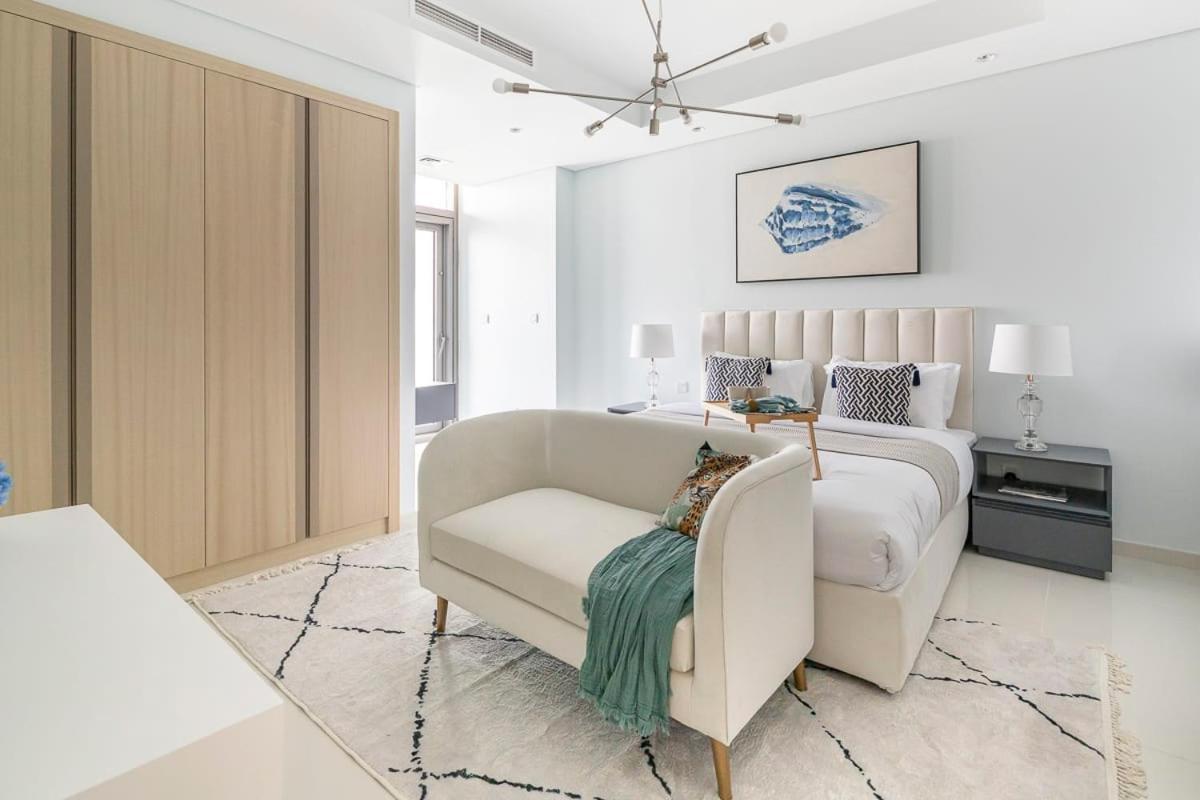 Frank Porter - Paramount Midtown Apartment