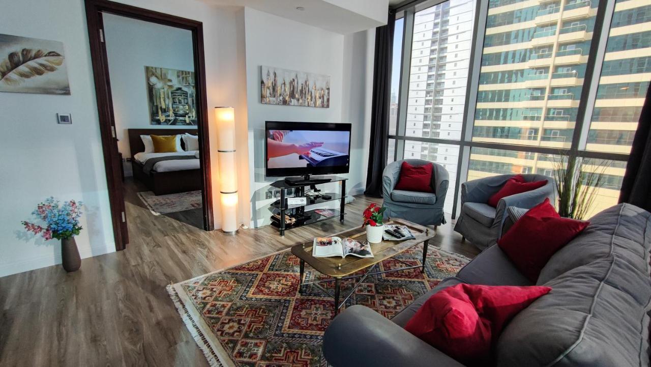 Apartment La Buena Vida: Luxe Lakeview Near Metro Dubai