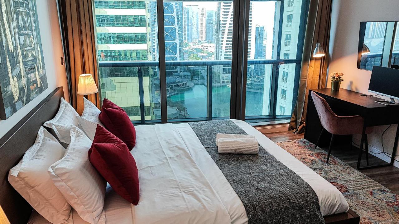 La Buena Vida: Luxe Lakeview Near Metro Dubai