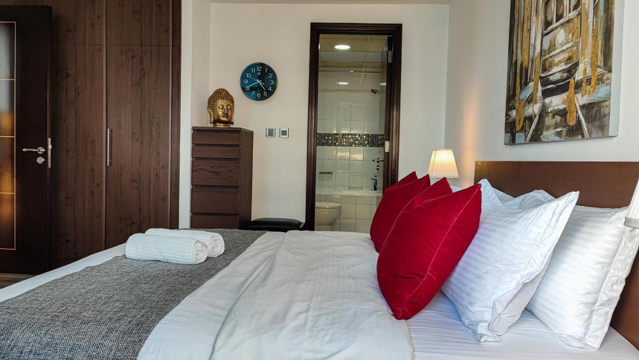 La Buena Vida: Luxe Lakeview Near Metro Apartment *