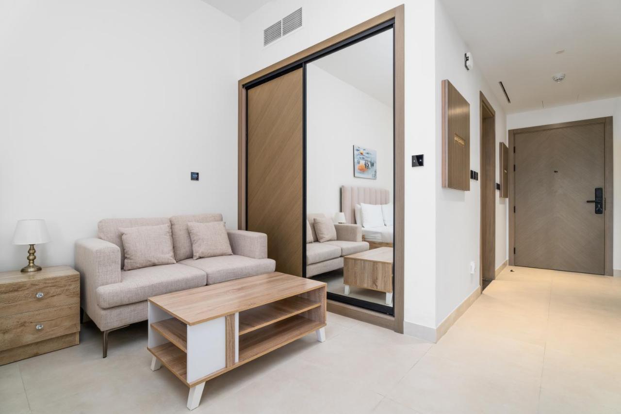 Aliving Stylish Binghatti Canal View & Burj Khalifa Apartment