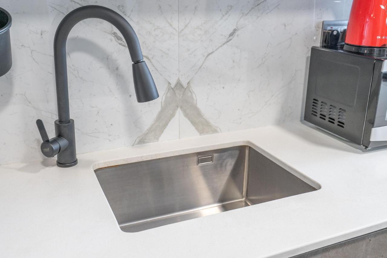 Modern Comfort In A Spacious - Suiteable Apartment Dubai