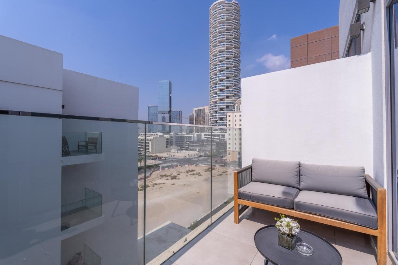 Modern Comfort In A Spacious - Suiteable *