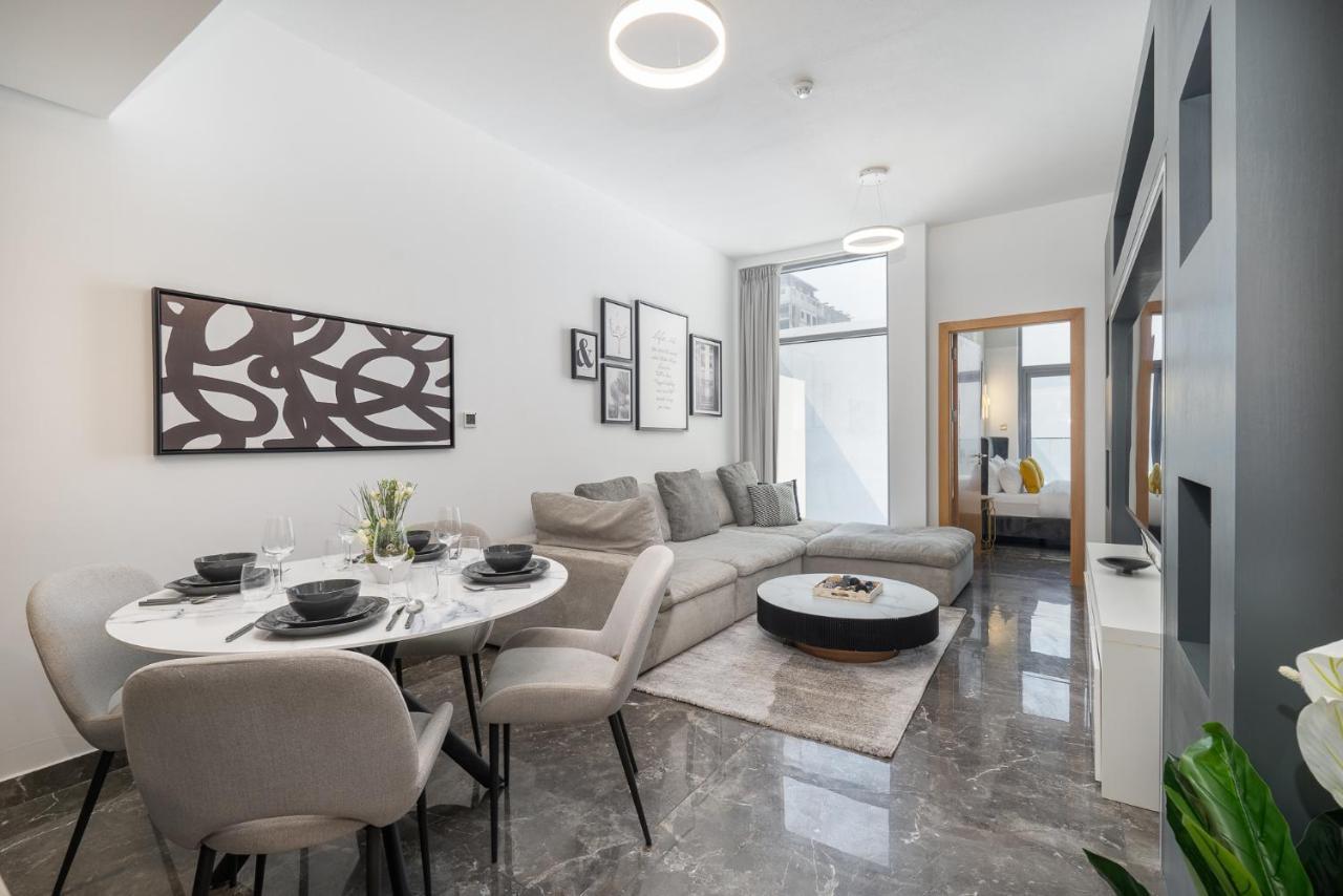 Apartment Modern Comfort In A Spacious - Suiteable