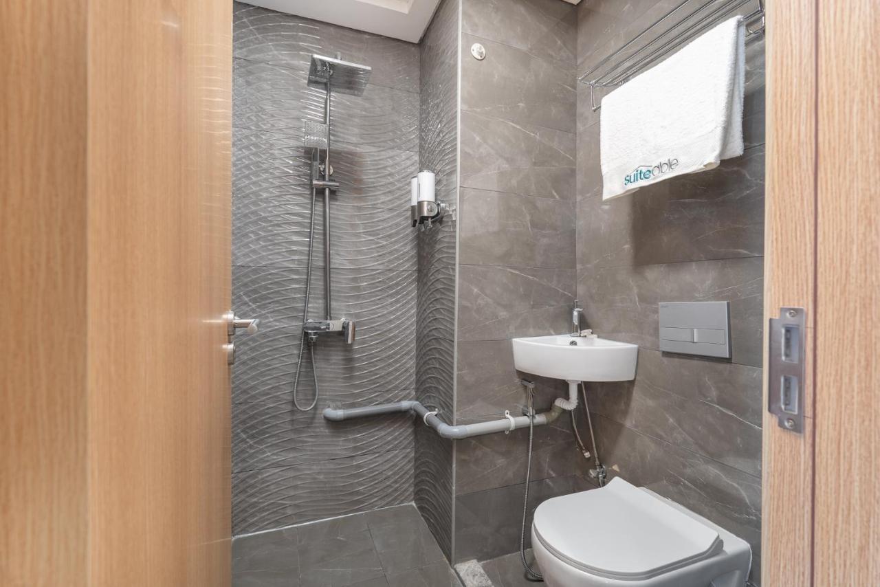 Modern Comfort In A Spacious - Suiteable