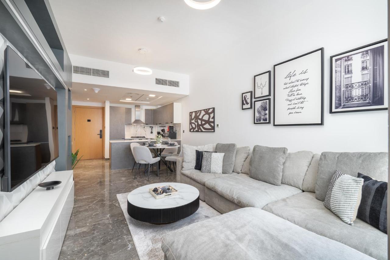 Modern Comfort In A Spacious - Suiteable *