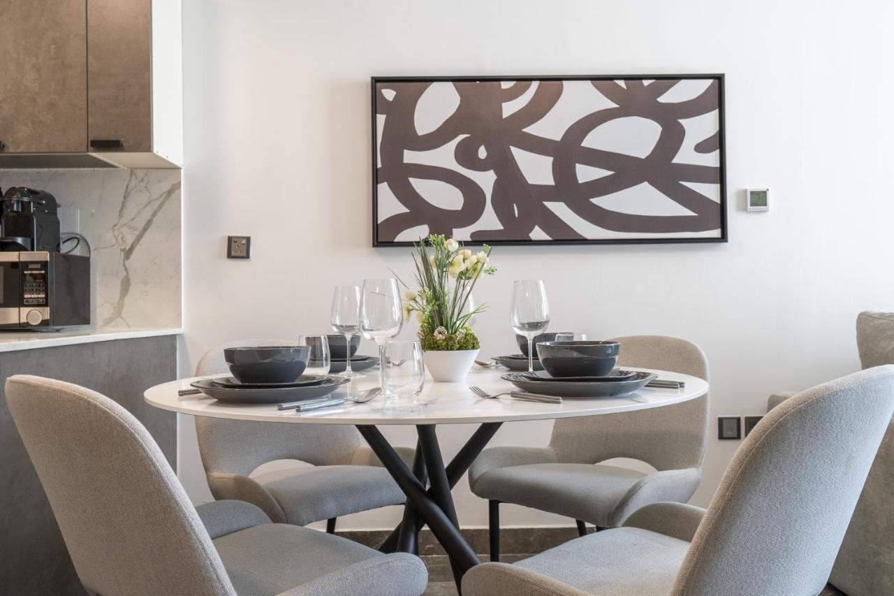 Modern Comfort In A Spacious - Suiteable