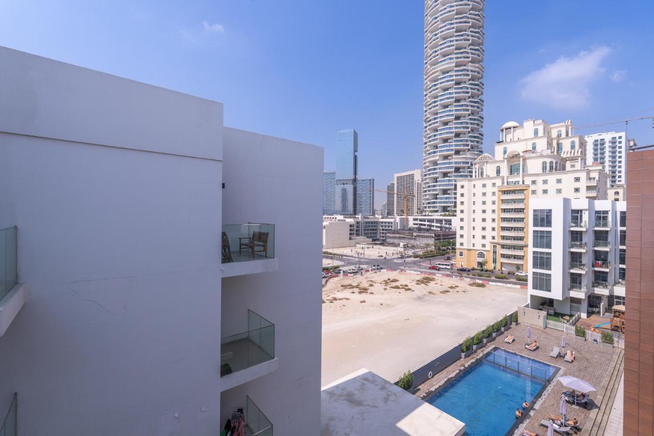 Apartment Modern Comfort In A Spacious - Suiteable Dubai