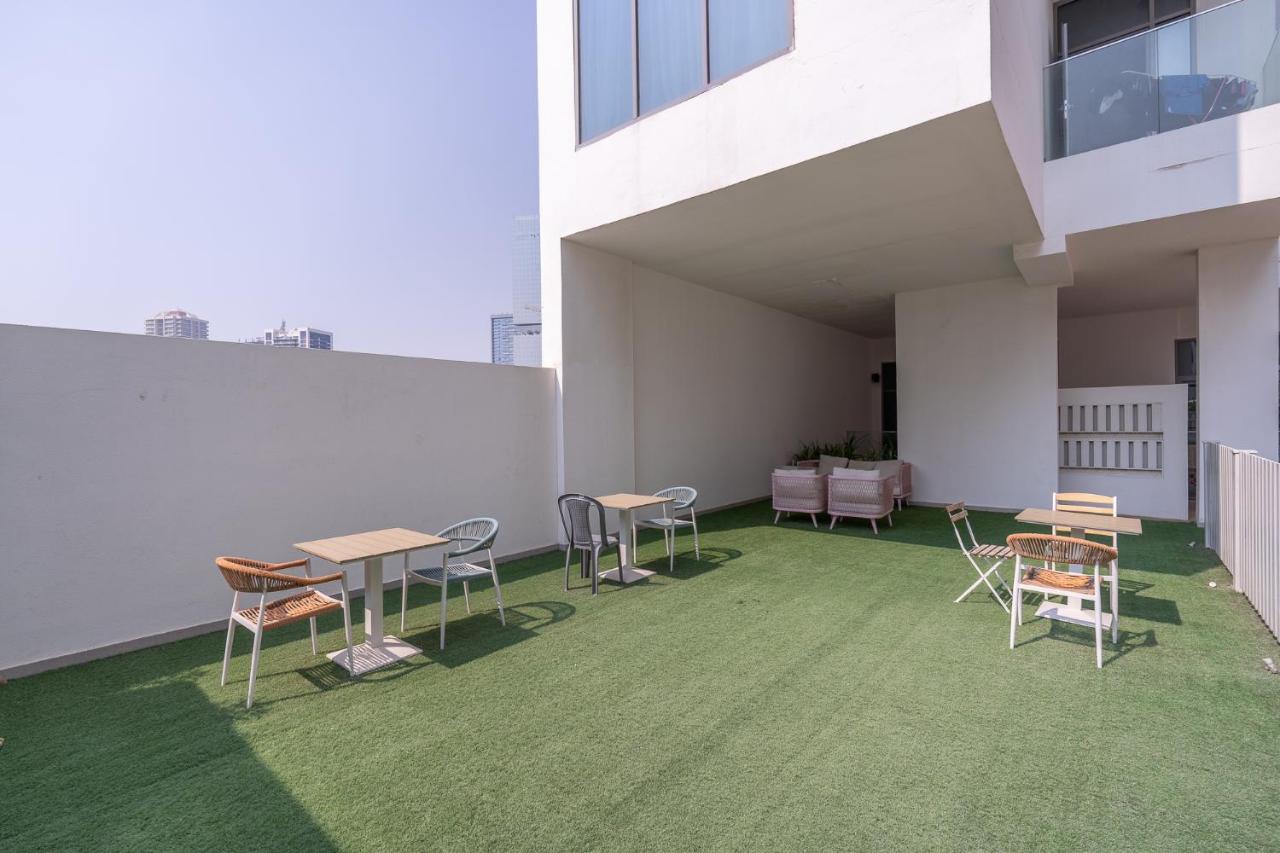 Apartment Modern Comfort In A Spacious - Suiteable