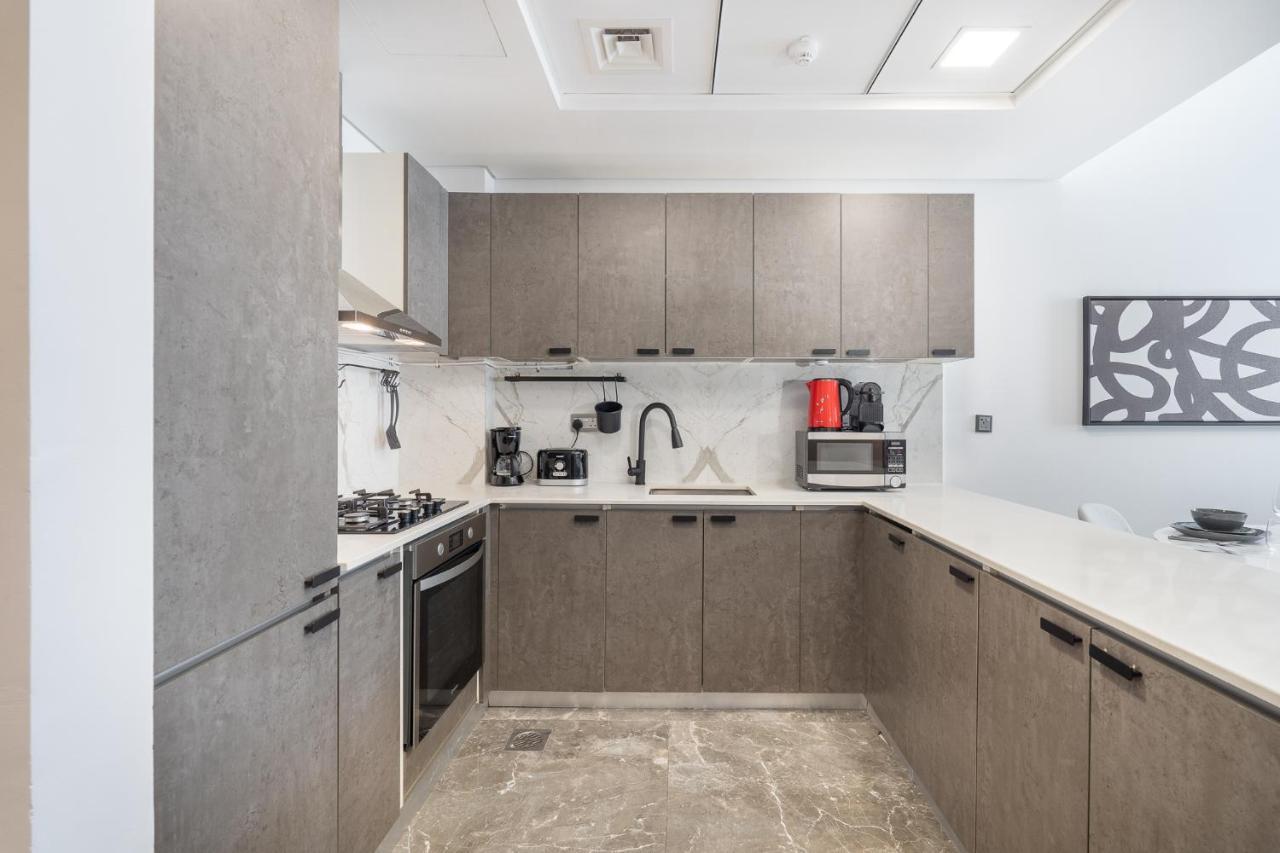 Modern Comfort In A Spacious - Suiteable