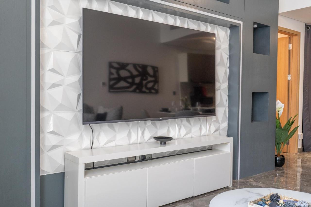 Modern Comfort In A Spacious - Suiteable *