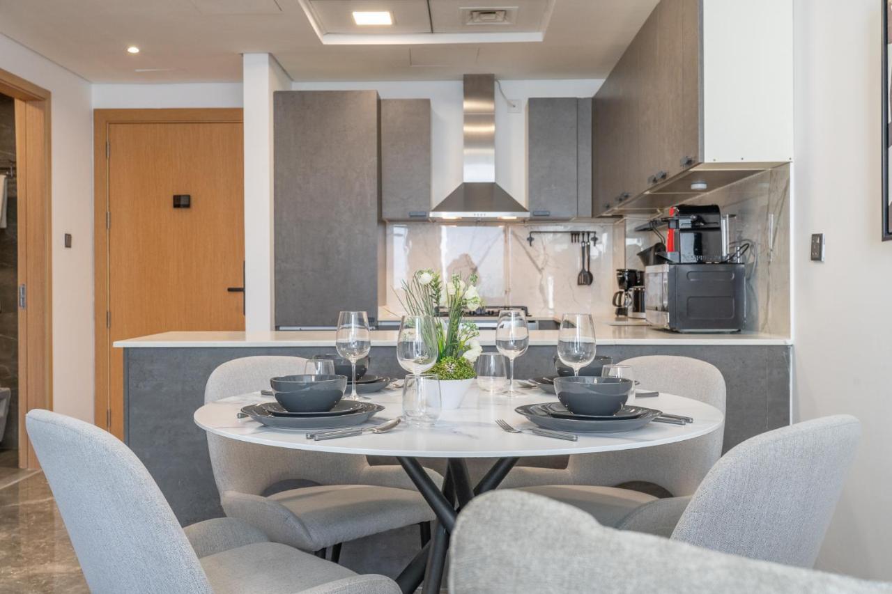 Apartment Modern Comfort In A Spacious - Suiteable Dubai