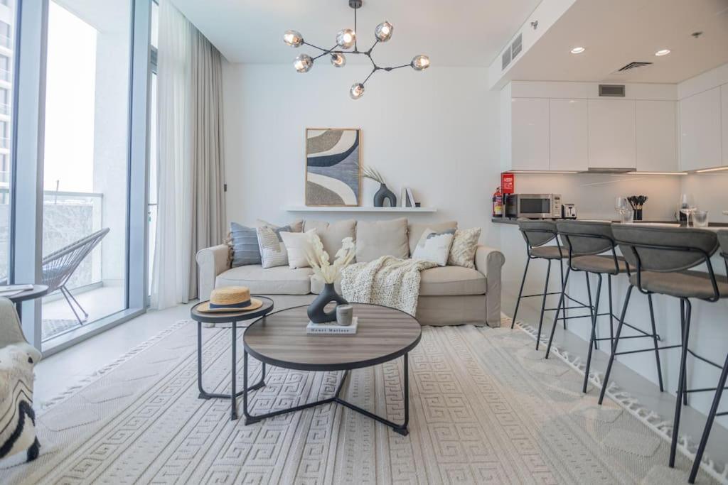 Higuests - Step Into Heaven In Lakeside Apartment