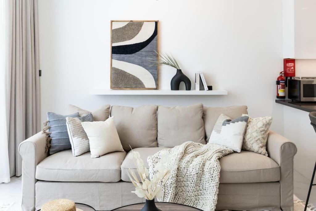 Apartment Higuests - Step Into Heaven In Lakeside Dubai