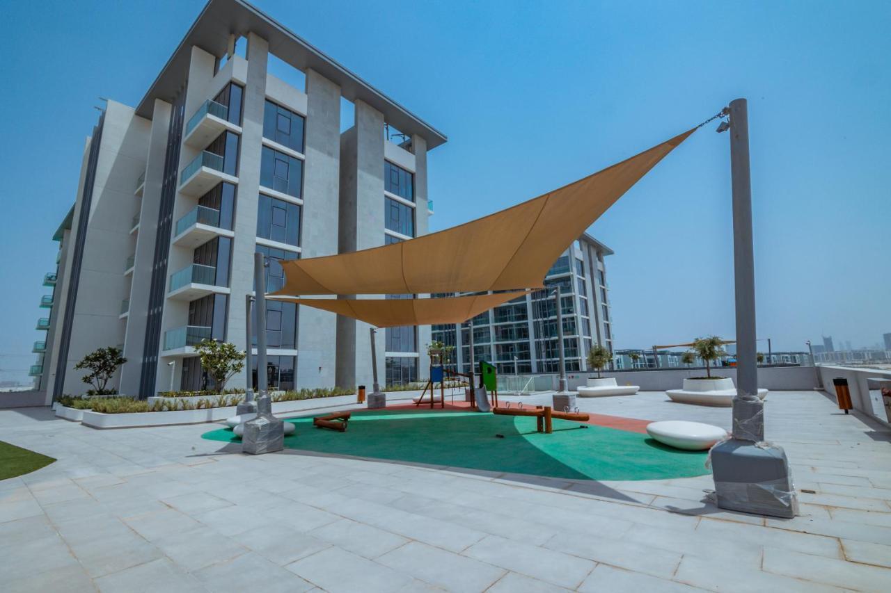 Higuests - Step Into Heaven In Lakeside Apartment Dubai