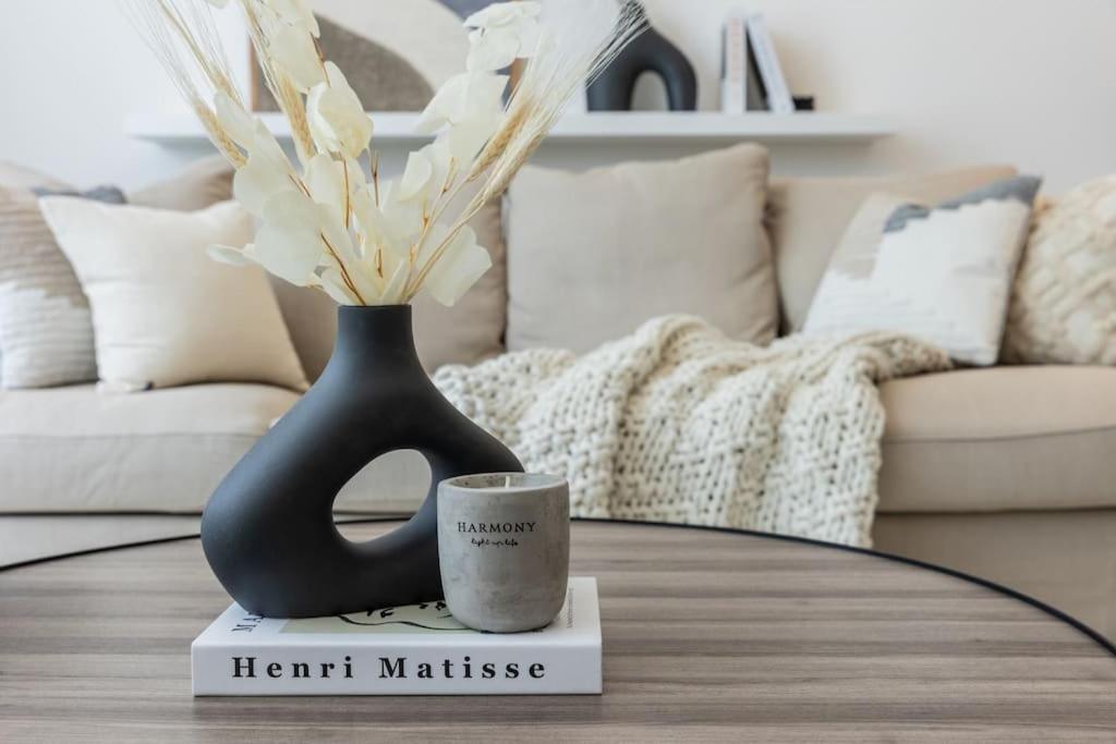 Higuests - Step Into Heaven In Lakeside Apartment Dubai