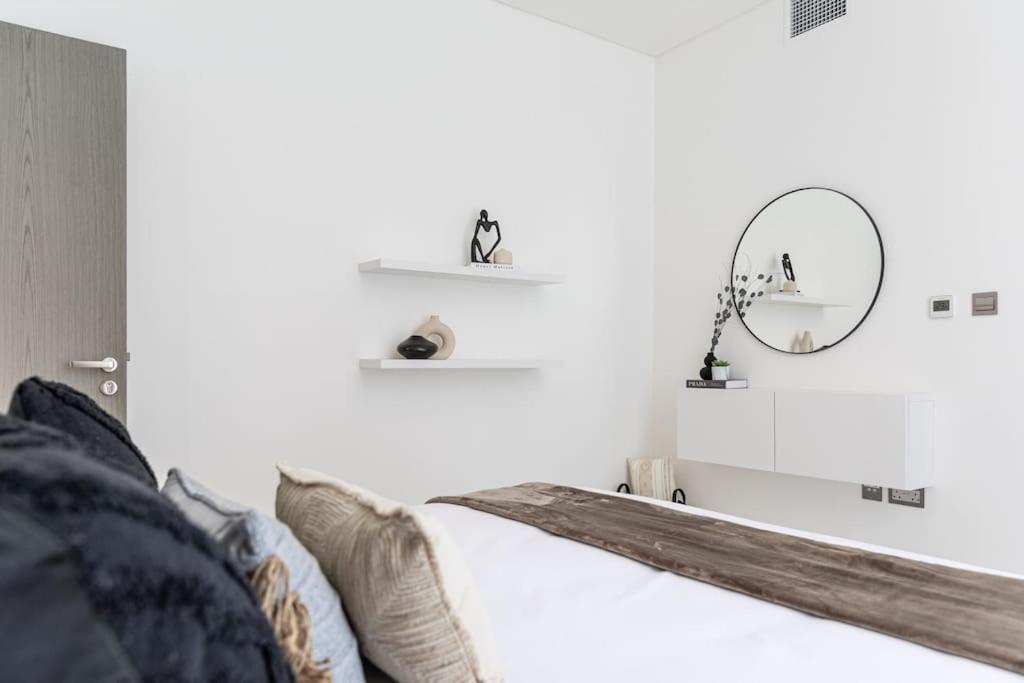 Higuests - Step Into Heaven In Lakeside Apartment