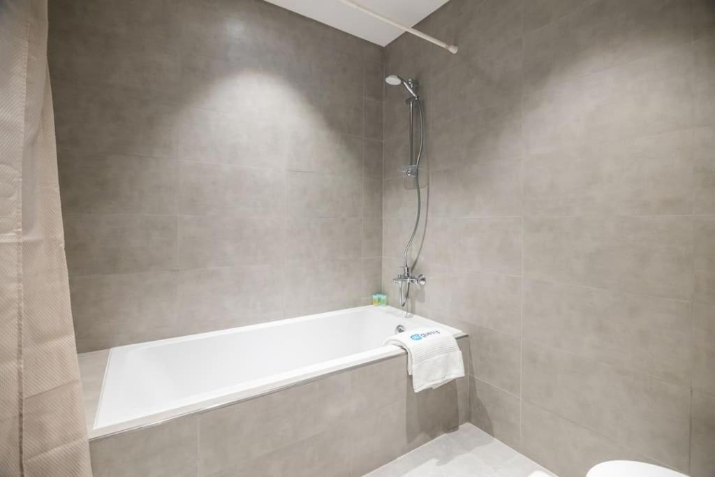 Higuests - Step Into Heaven In Lakeside Apartment Dubai