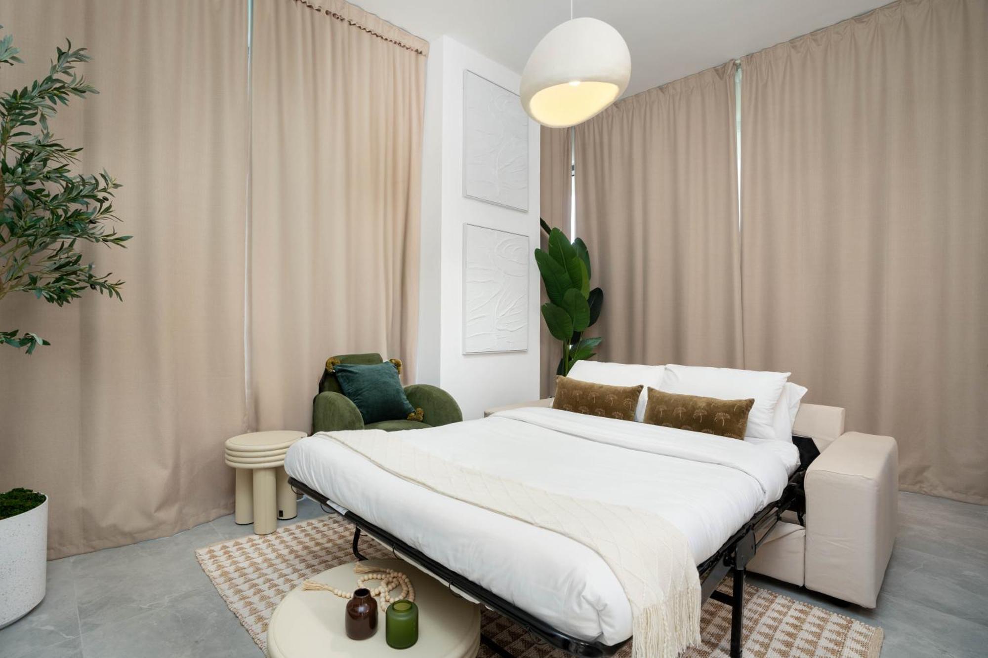 Chic & Modern Retreat In The Heart Of Jvc / Designer Choice / Sunset Views / Large Corner Balcony / New Building / 4 People * Dubai