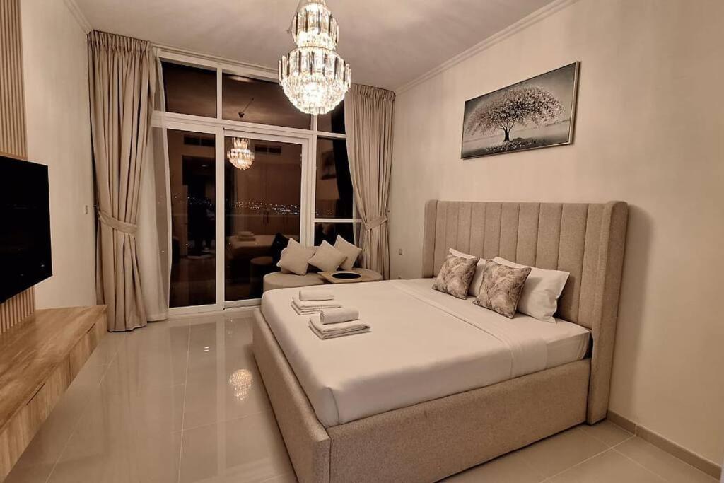 Damac Dream With King Bed-high Floor-golf View * Dubai