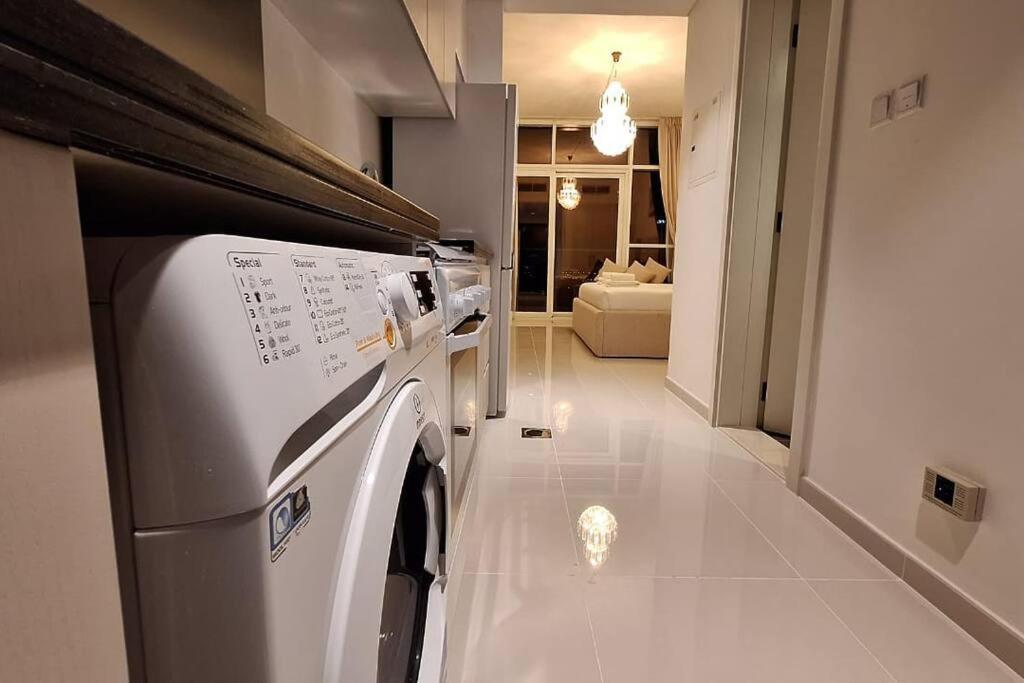 Damac Dream With King Bed-high Floor-golf View Apartment Dubai