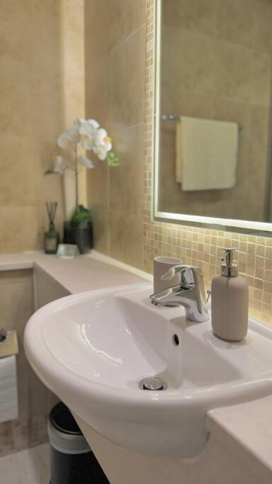 Apartment Amazing Modern Spacious Studio At Sky Gardens Difc *