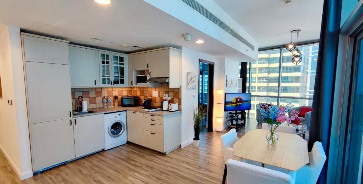 La Buena Vida: Luxe Lakeview Near Metro *