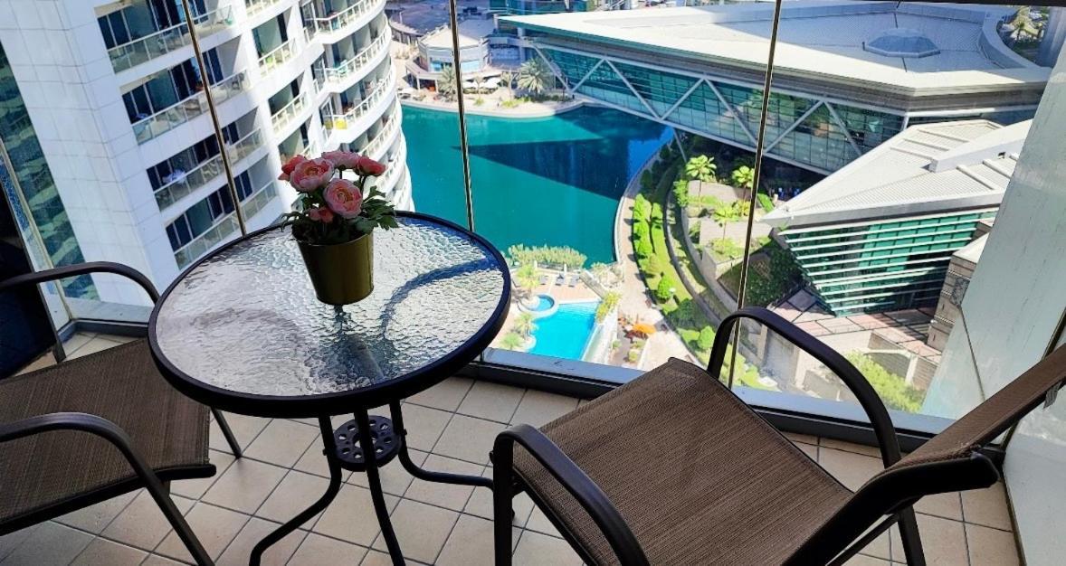 La Buena Vida: Luxe Lakeview Near Metro Apartment