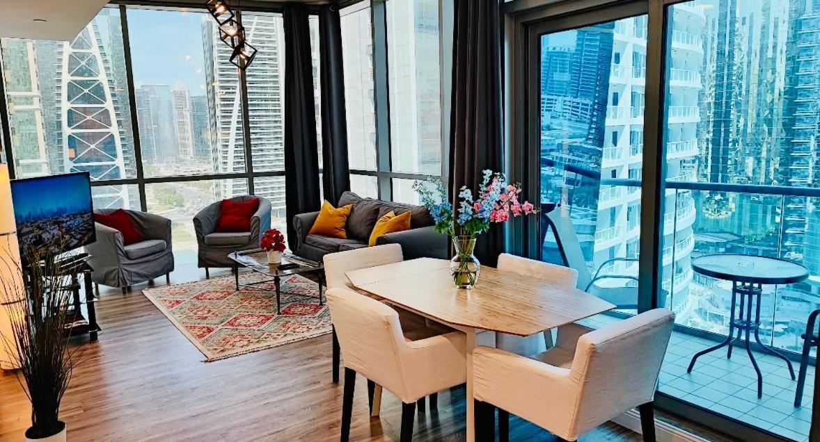 La Buena Vida: Luxe Lakeview Near Metro Apartment Dubai