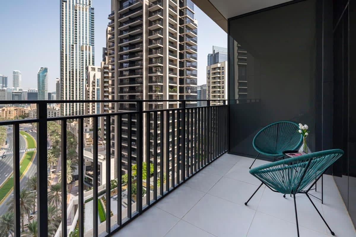 Frank Porter - Boulevard Crescent * Dubai