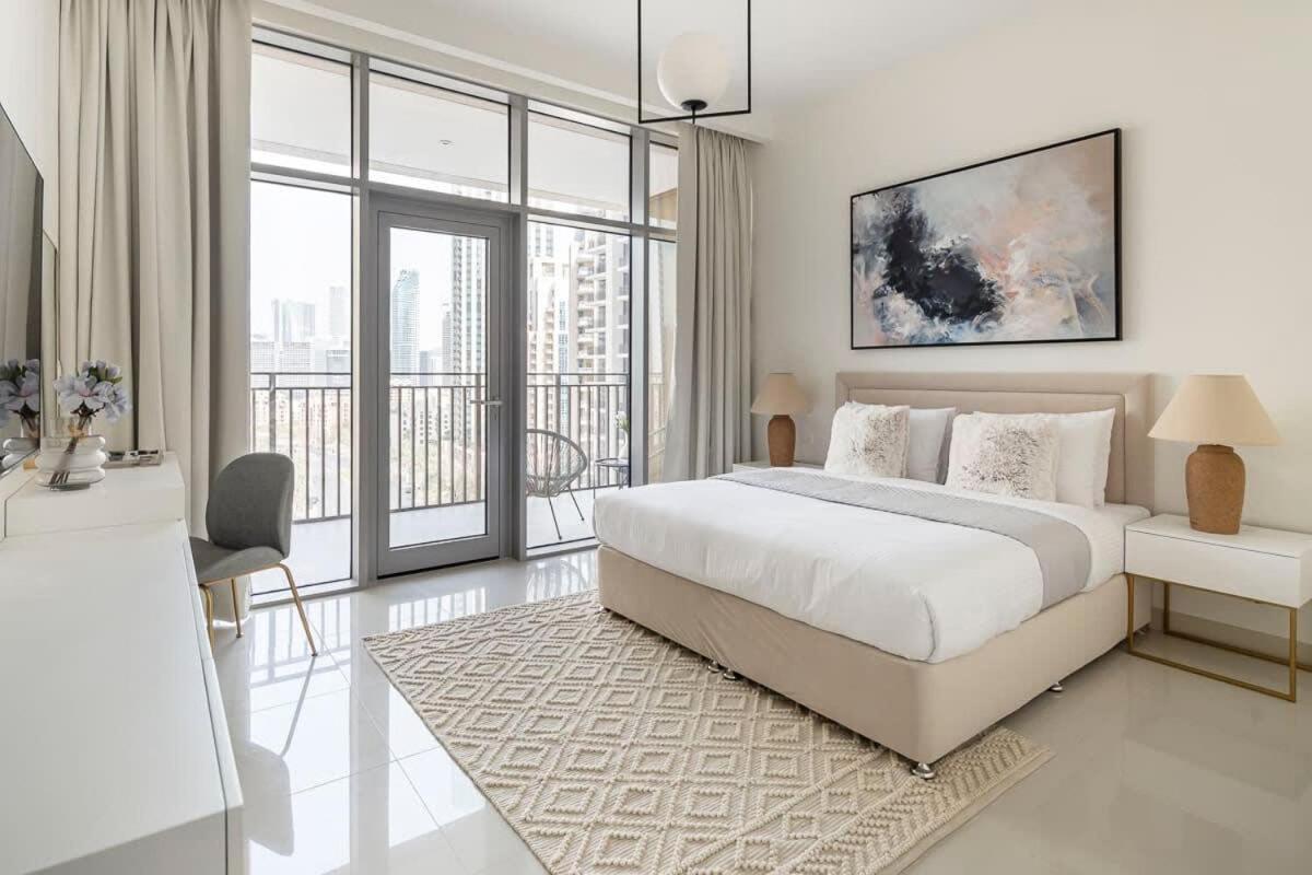 Frank Porter - Boulevard Crescent * Dubai