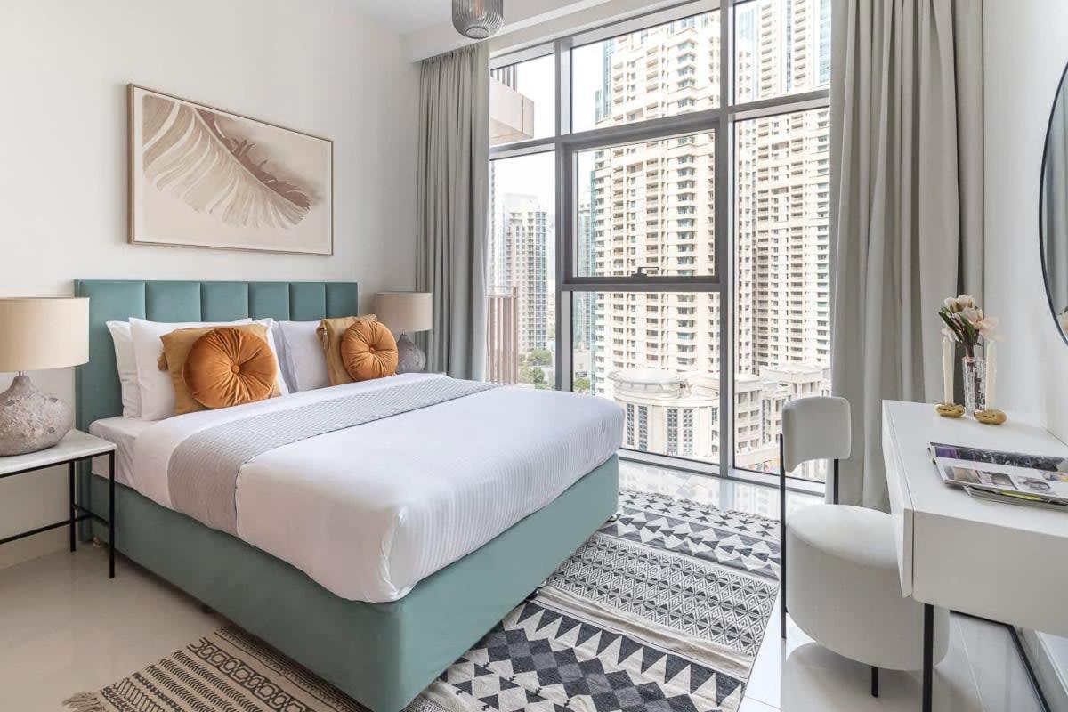 Frank Porter - Boulevard Crescent Dubai