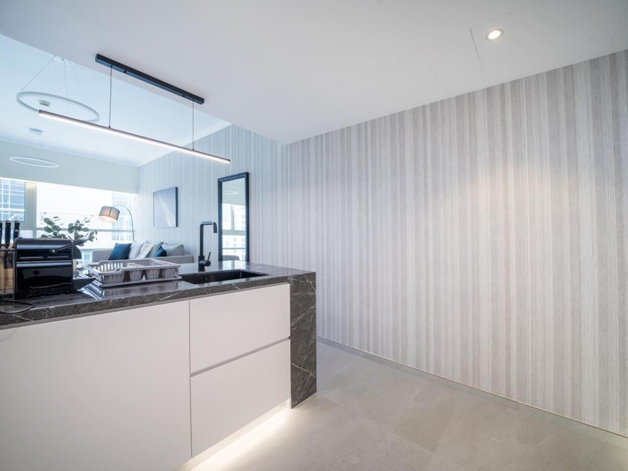 Stylish Upgraded 1 Bedroom Marina Escape