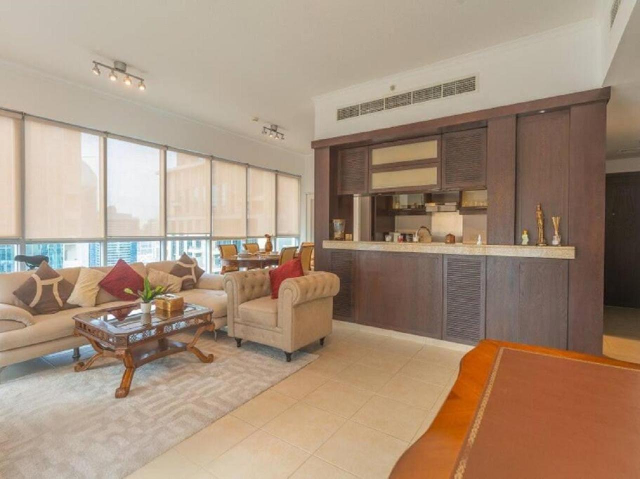 Elegant Overlooking Mall Fountain. Apartment Dubai