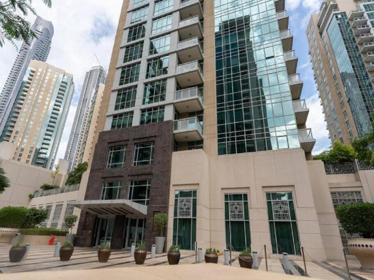 Apartment Elegant Overlooking Mall Fountain. *