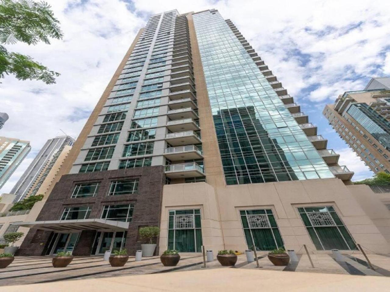 Apartment Elegant Overlooking Mall Fountain. *