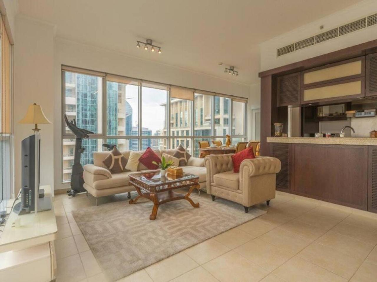 Elegant Overlooking Mall Fountain. Apartment *