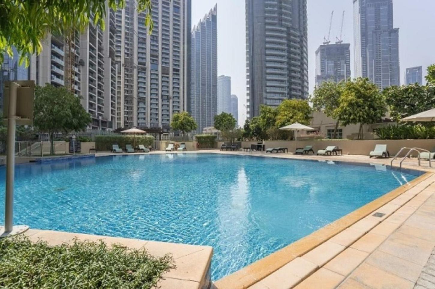 Apartment Elegant Overlooking Mall Fountain. Dubai